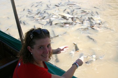 Syl voert Giant Catfish vanuit de longtail boot