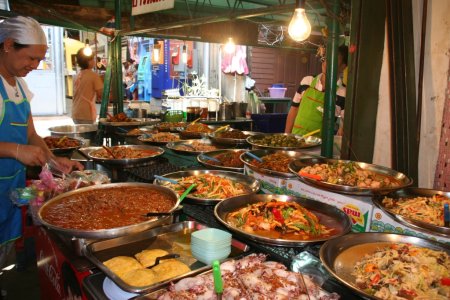 Veel eten op straat in Bangkok
