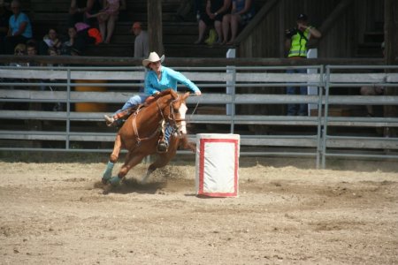 Cowgirl tijdens barrel run