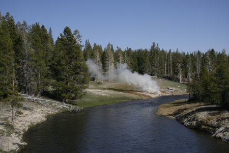 Zelfs langs de rivier borrelt het
