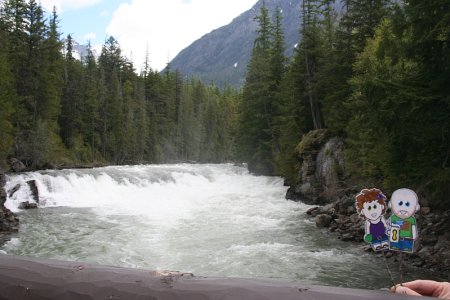 Wee Mee&#039;s bij een snelstromende rivier