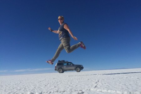 Syl springt over de auto