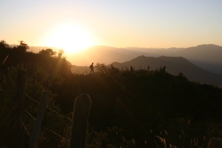 Fantastische zonsondergang, ergens onderweg in de bergen