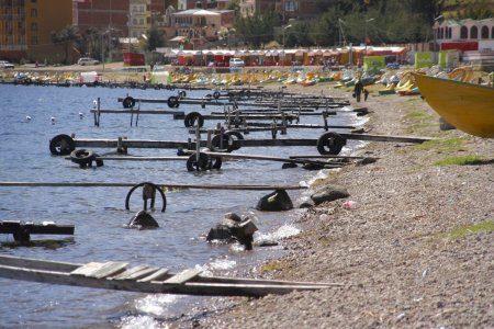 Aanleg steigers voor bootjes naar de eilanden in het Titicacameer