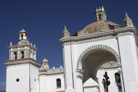 De mooie witte kathedraal van Copacabana