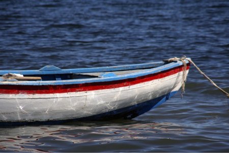 De zon glinsterd in een roeibootje