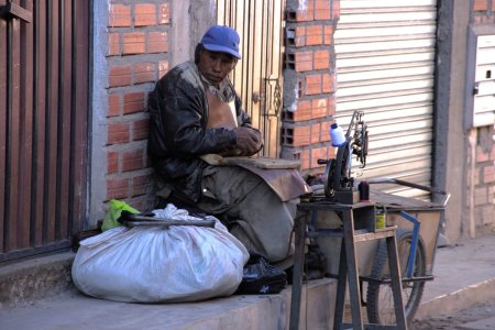 Een schoenmaker doet z&#039;n werk op straat