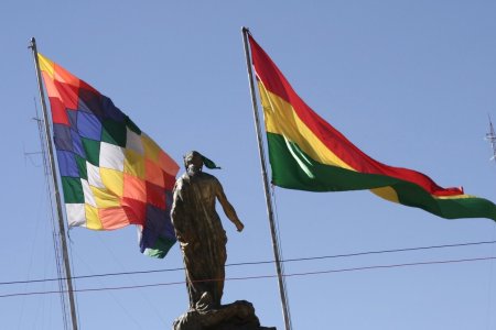 De huidige em voorgestelde nieuwe vlag van Bolivia