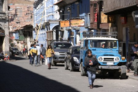 Oude Landcruiser in een oude stad