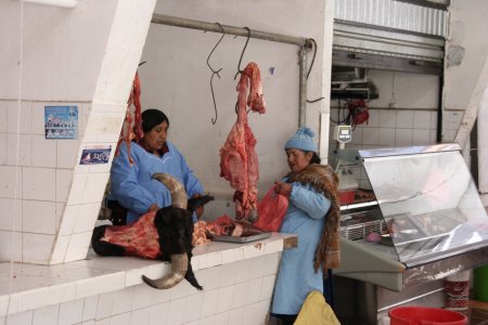 De kop en andere onderdelen van een stier op de vleesmarkt