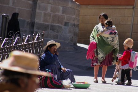 Jong en oud draagt klassieke kleding in Bolivia