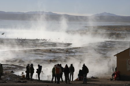 Mensen kijken uit over lago Salada met z&#039;n warmwater bronnen