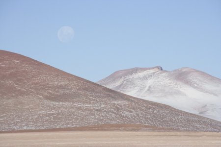 Volle maan boven twee vulkanen