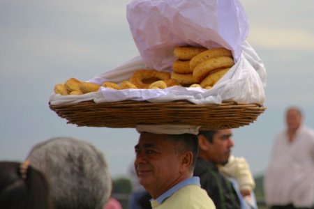 Chipa man, draagt z&#039;n waar op zijn hoofd