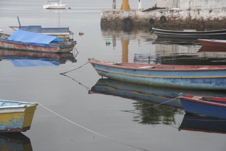 Vissers bootjes in een haventje op eiland Paqueta