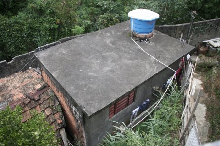 Het huisje onder ons raam, elk huis heeft zijn eigen water tank