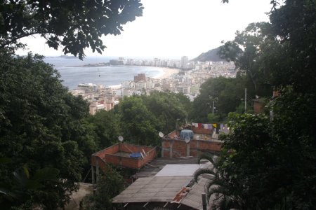 Vanuit d favela hebben we het mooiste uitzicht over de stranden van Copacabana