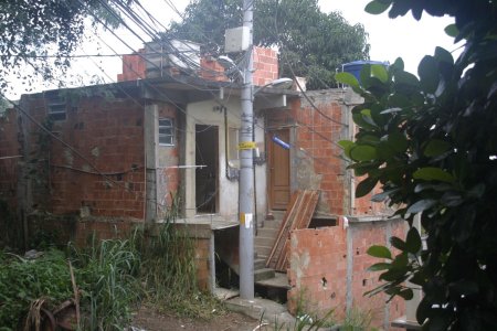 Typische bouwstijl van een favela huisje, bovenop komt waarschijnlijk een terras