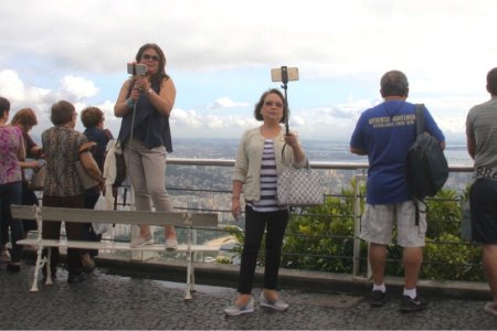 Geinige dames met hun selfie sticks op de suikerbrood berg