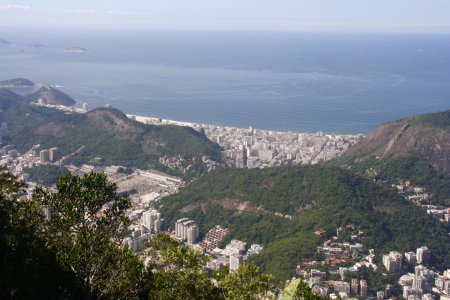 Het beeld staat op een berg van 710 meter, met oa uitzicht over Ipanema