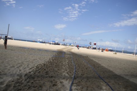 Er word een strook zand besproeit om een pad te creeren