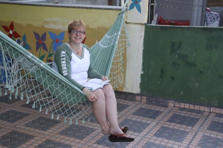 Syl in een hangmat op ons balkon