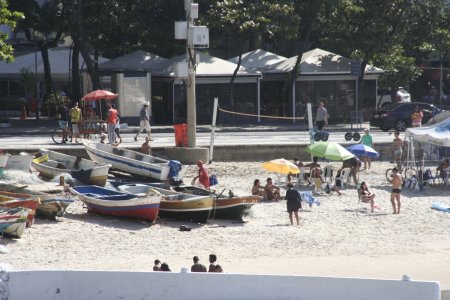Gekleurde bootjes in een piepklein vissershaventje op het strand