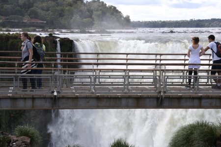 Van een afstand is deze waterval een dramatisch gezicht