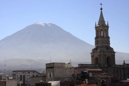 Arequipa ligt onder een typische koon gevormde vulkaan