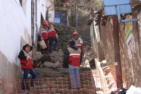 Wegwerkzaamheden gebeuren in Cuzco met de hand