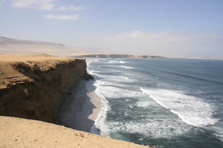 De stoere kustlijn in het Nationaal Park Paracas