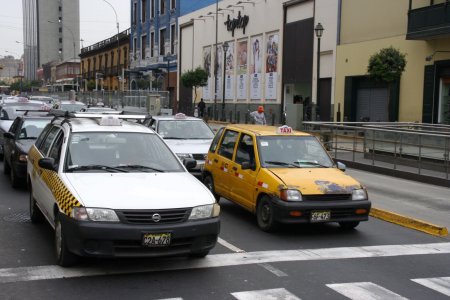 Er rijden amper prive auto&#039;s in deze grote stad, vooral taxies