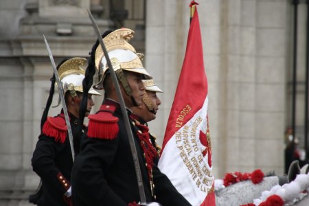 Een parade bij het presidentieel paleis in Lima