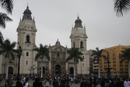 De grote cathedraal van Lima op Plaza de Armas