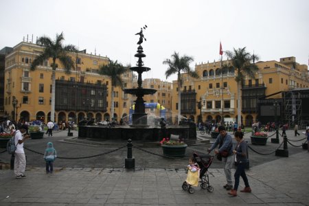 Enorme gebouwen staan om Plaza de Armas heen