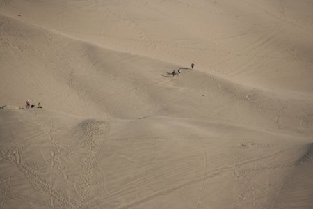 Mini mensjes in de zandduinen van Huacachina