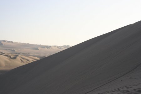 200 meter hoge zandduinen maken de mensen erop wel erg klein