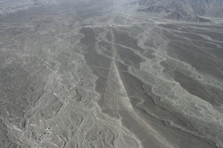 Sommige vormen zijn kilometers lang, op de achtergrond de Panamericana snelweg